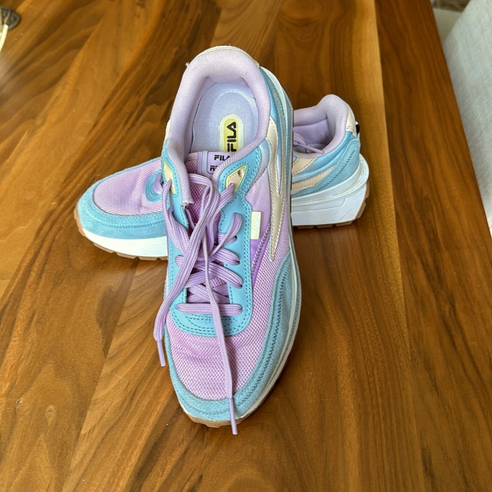 Fila Renno 1911 running shoes.  Worn once, great condition!